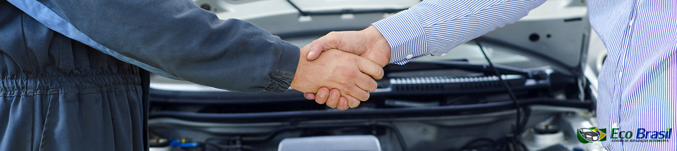 Atendimento humanizado entre cliente e equipe automotiva
