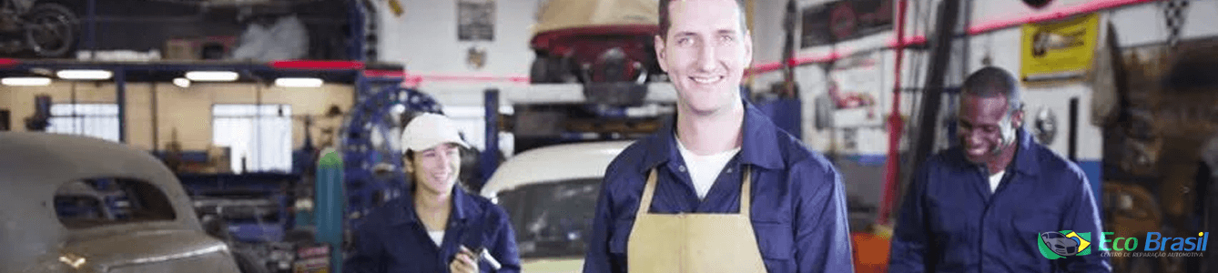 Equipe de profissionais em centro automotivo